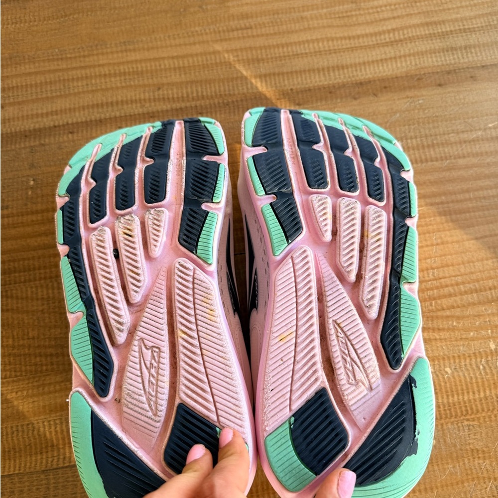 Altra Olympus White Women's Road Running Shoes with Pink & Teal Midsole - Picture 7 of 7